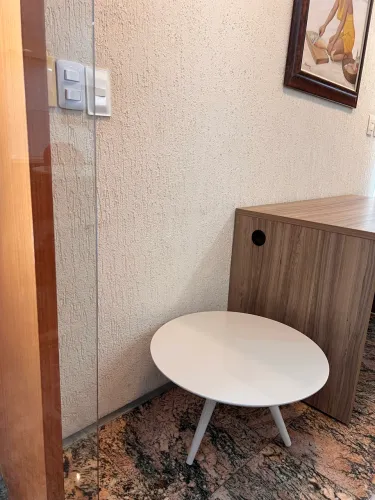 Mesa redonda para decoração de casa ou escritório 