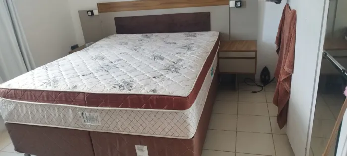 Vendo cama Queen com a cabeceira