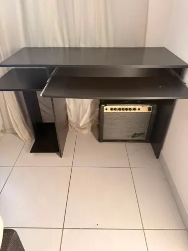 Escrivaninha retrátil para computador