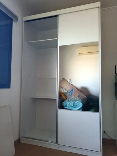Guarda Roupas Branco com Portas de Correr e Espelho