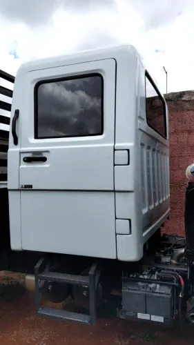 Vendo carroceria de ferro e casinha auxiliar