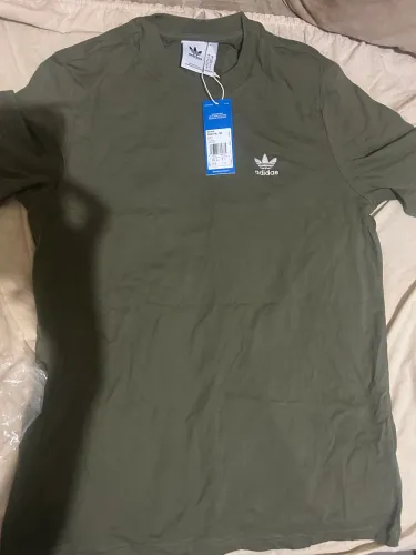 camiseta original adidas, verde militar. Nova, nunca usada.