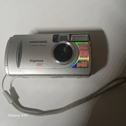 Vendo essa câmera digital antiga da Samsung funcionando