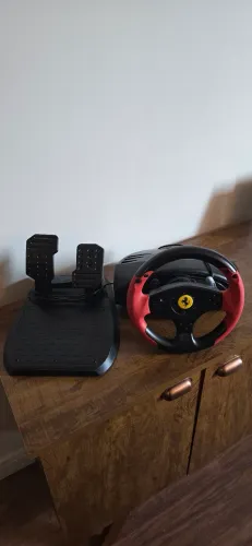 Volante Thrustmaster Ferrari Racing Wheel Red Legend Edition + Pedais