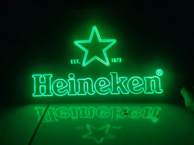 Logo luminoso Heineken