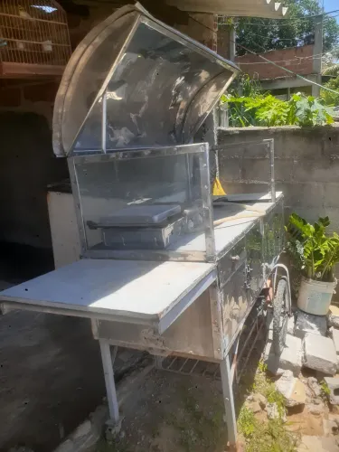 Vendo um carrinho de churrasco e uma máquina de costura 