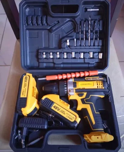 Parafusadeira e furadeira com maleta e kit