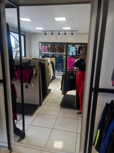 Vendo loja de roupas completa 