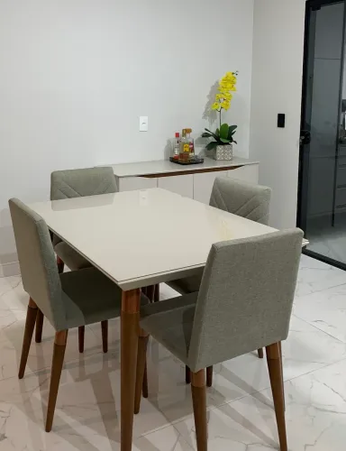Conjunto de mesa com cadeiras