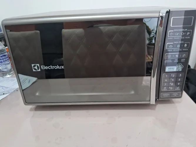 Micoondas Electrolux MS37R 27L.