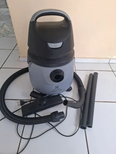 Aspirador de Pó 1400w Seminova Eletrolux 02 funções 