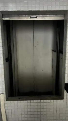 Elevador monta carga