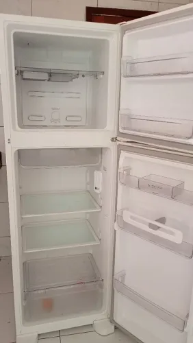 Vende-se uma geladeira semi nova