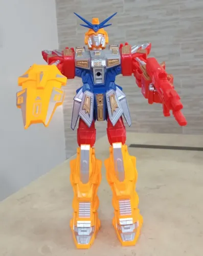 Boneco em plástico estilo transformer Desapego