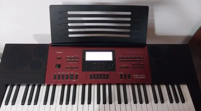 Teclado Arranjador Casio CTK-6250 (Workstation/MIDI) - Em ótimo estado
