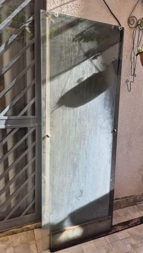 Doa se duas portas de box de banheiro e duas prateleiras de vidro