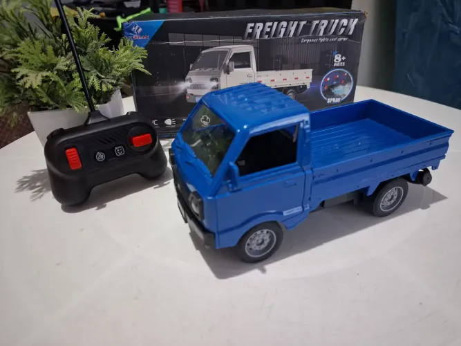 Caminhao carrinho recarregavel controle remoto com Leds Spray de Agua imita fumaça