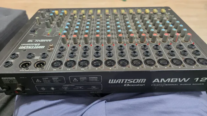 Mesa de som com 12 canais balanceados (Ciclotron Wattsom)