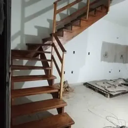 Escada em madeira de Lei beneficiada com guarda corpo e parapeito