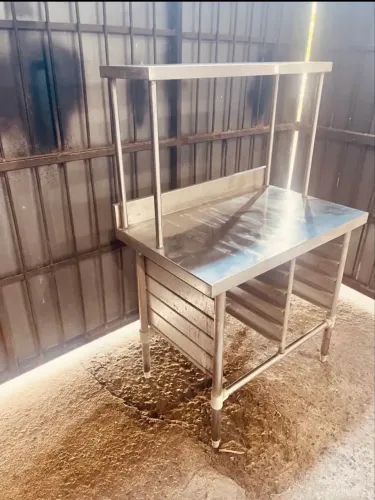 Bancada em inox medindo 95x60x90 com 2 andar e porta bandejas 38x38.