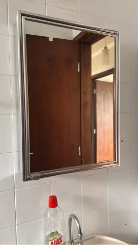Espelho com armário para banheiro em excelente estado