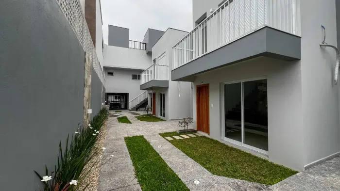 Sobrados no Centro de Garopaba: Casa à venda com 2 quartos, 2 banheiros e 91,37 m² - A par