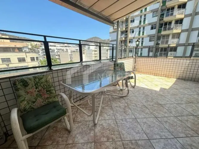 COBERTURA DUPLEX EM RUA NOBRE DE BOTAFOGO