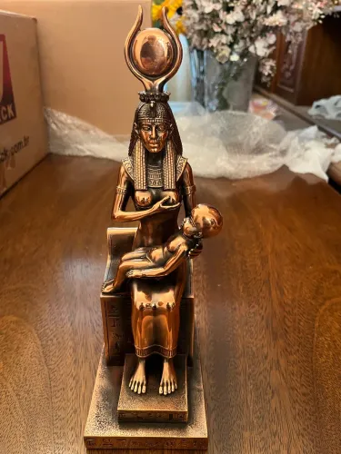 Estátua de Metal/Bronze Rainha Egípcia amamentando príncipe 