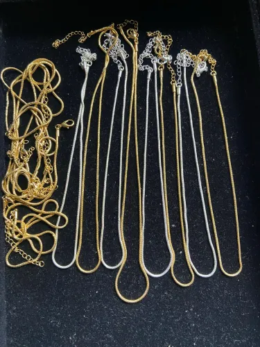 LOTE DE ESTOQUE COM 13 COLARES TENDO PRATA E OURO