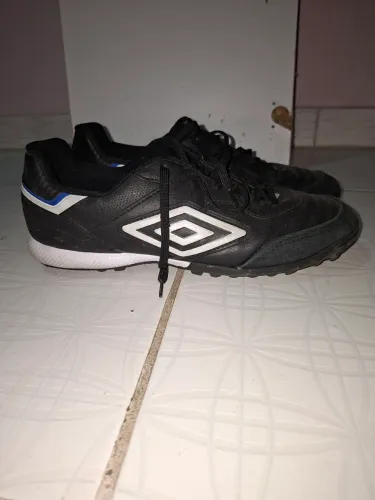 Chuteira da umbro, tamanho 41, usada 4 vezes