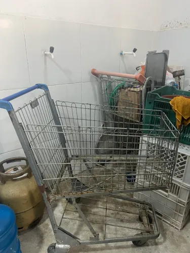 Vendo 3 carrinhos de compras