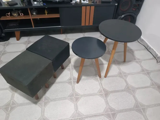 Kit Sala Decorativo - 2 Mesas Laterais Redondas + 2 Banquinhos/Puffs Pretos