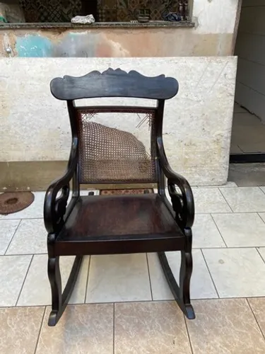 Cadeira de Balanço Antiga em Mogno Maciça no estado
