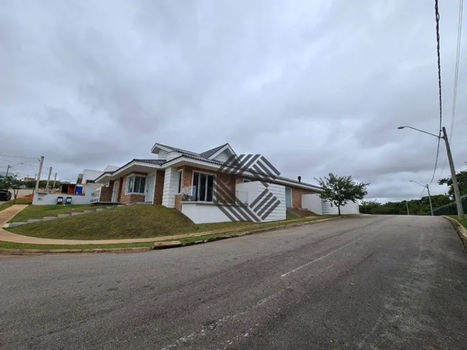 Casa Térrea Novíssima, frente área verde, com 3 suítes, espaço gourmet e piscina à venda,