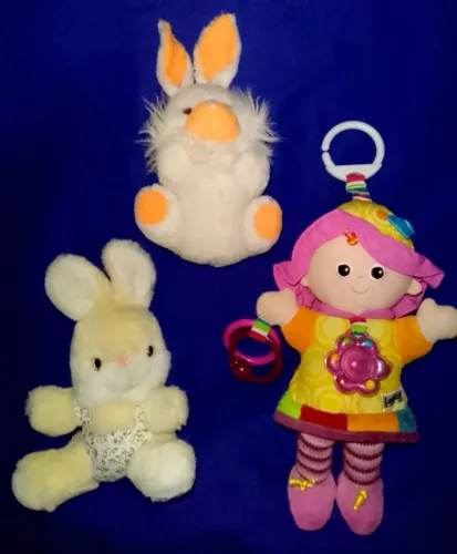 1 BONECA + 2 COELHINHOS DE PELÚCIA