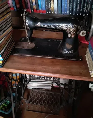 Máquina Singer com pedal de ferro