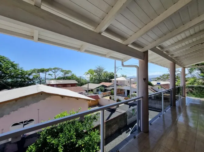 Casa Sobrado com 4 Quartos, 2 banheiros, 2 Salas e Ampla Cozinha - Centro - Imaruí/SC