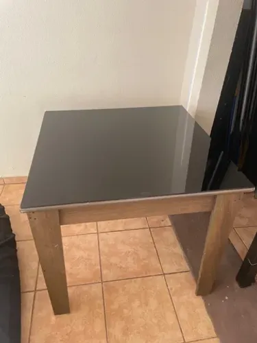 Mesa com tampo de vidro fixo
