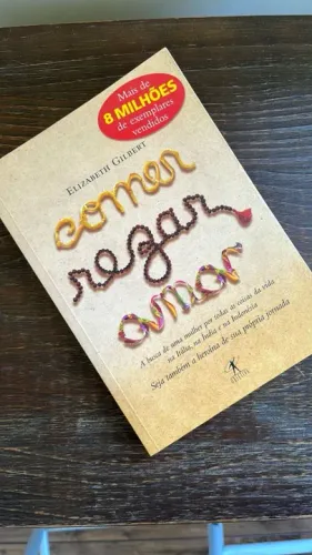 livro comer, rezar, amar - autora elizabeth gilbert