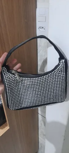 Bolsa de mão preta com pedrarias