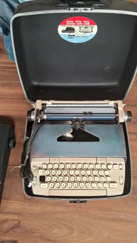 SMITH - Antiga  e Rara Máquina de Escrever Modelo Corona Electra 110 ler descrição 