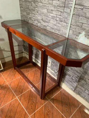 Aparador de madeira com vidros