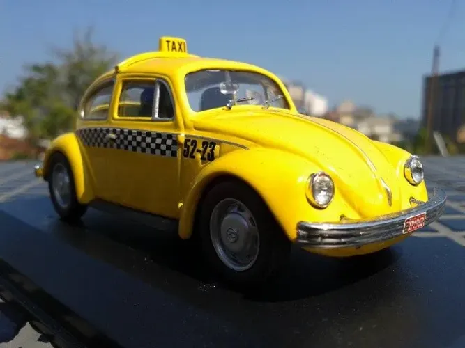 MINIATURA VOLKSWAGEN BETTLE TAXI N.Y.C. 52-23 - FAB. IXO - ESCALA 1/43