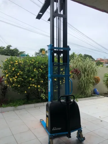 Empilhadeira semi elétrica
