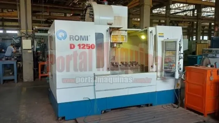 Centro de usinagem vertical marca ROMI modelo D1250 - com 2 transportadores de cavaco.