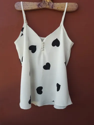 Blusinha alça fina branca com corações