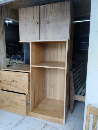 Armário madeira contendo 2 gavetões, 2 aéreos, 1 nicho para lava louças e nicho para forno