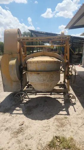 Betoneira Menegotti 600l Trifasica com carregador 
