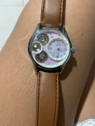 relógio de pulso analógico com pulseira de couro marrom claro