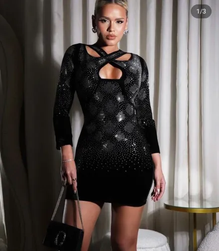 Vestido Preto com Detalhes em Strass - Elegância e Brilho!